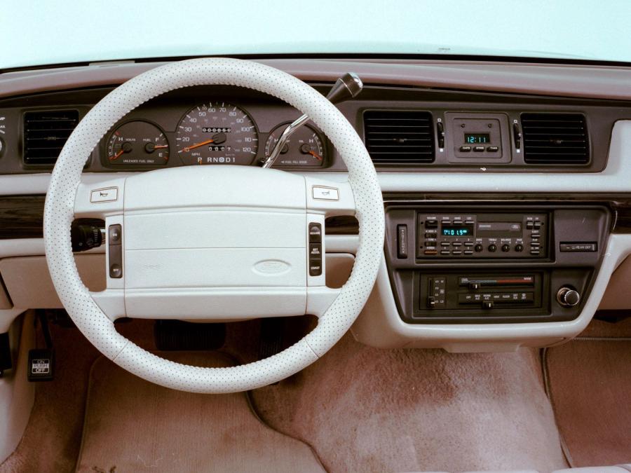  Ford Crown Victoria 1992 года  (фото 2 из 7)